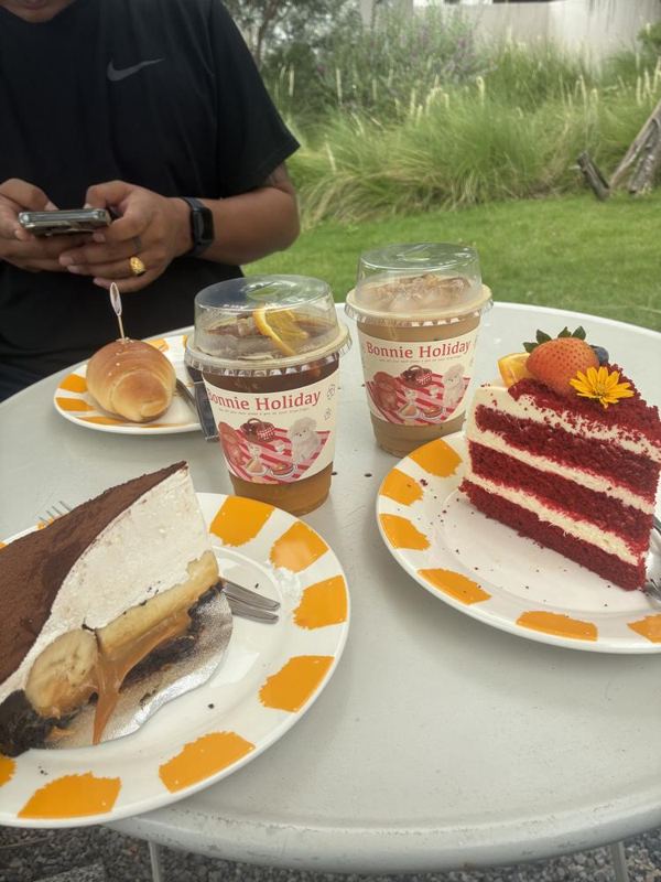 Hua Hin travel guide: Cakes and drinks at Bonnie on the Beach
