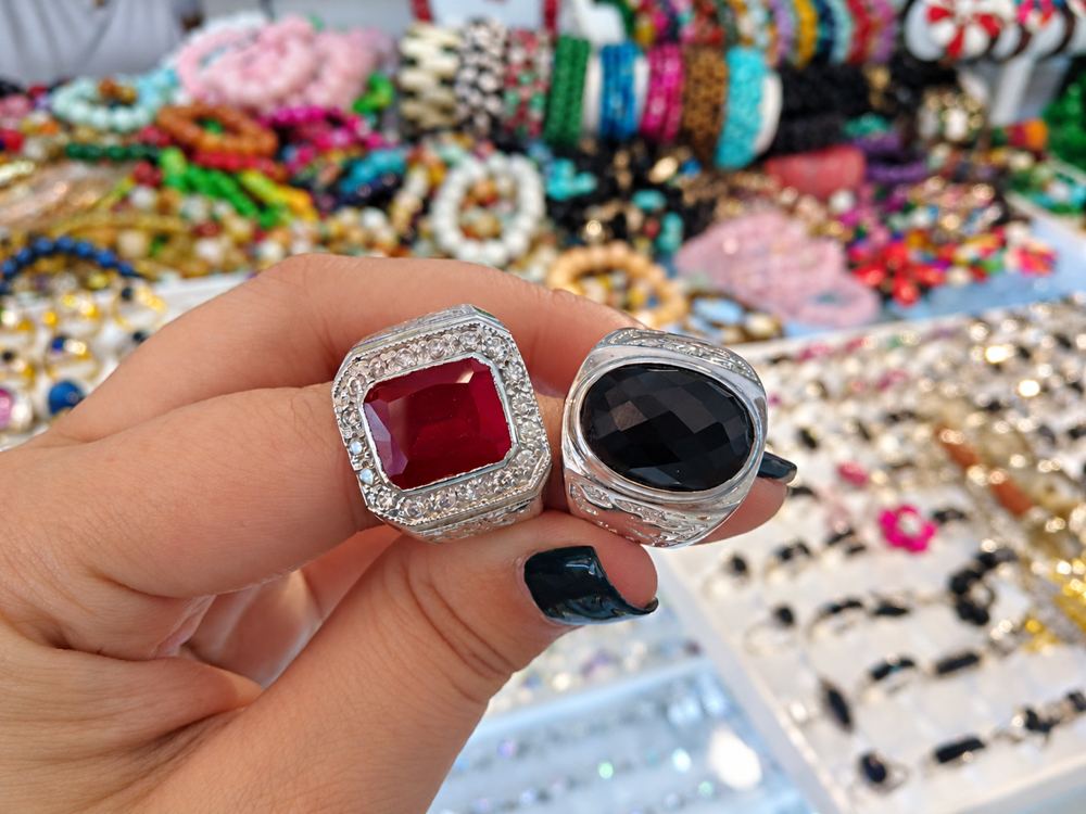 Kanchanaburi travel guide: Rings at a gemstone market