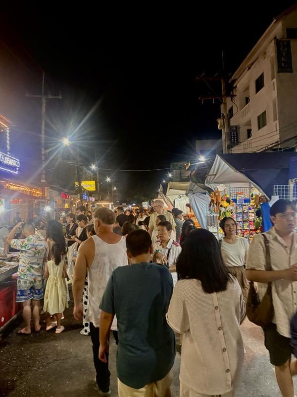 Hua Hin travel guide: Evening market stalls and visitors